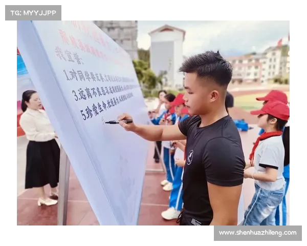 拳击教育走进校园 电子科技大学中山学院举办拳王训练日活动 胡建关示范打靶 拳击教育走进校园 电子科技大学中山学院举办拳王训练日活动 胡建关示范打靶